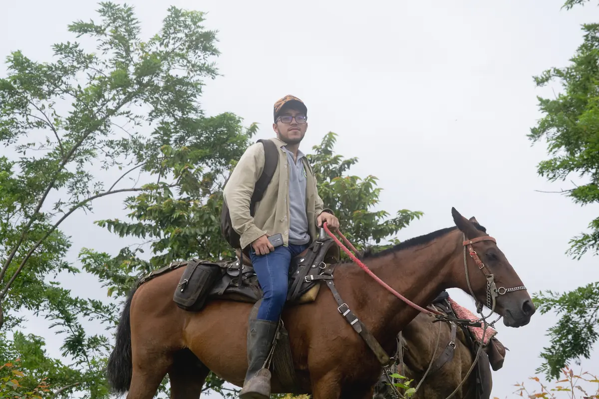 Miguel Ángel Parejo Tovar a caballo en una salida de campo