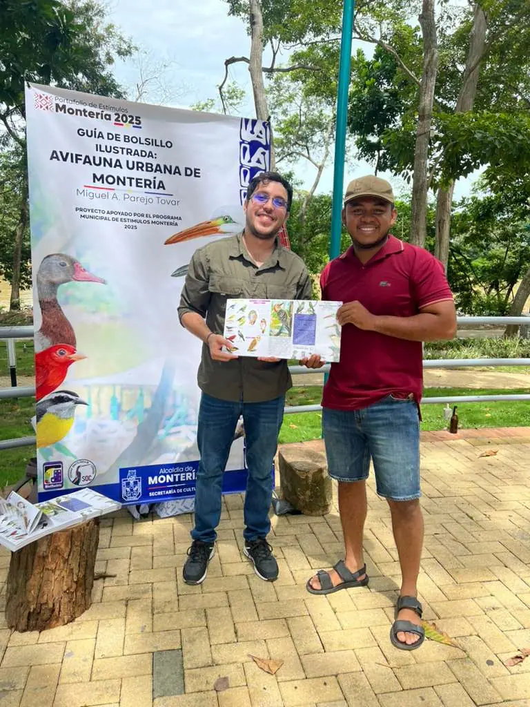 Entrega de la guía de aves a transeúntes en la avenida Primera