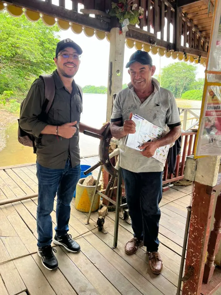 Entrega de la guía de aves a la comunidad de planchoneros