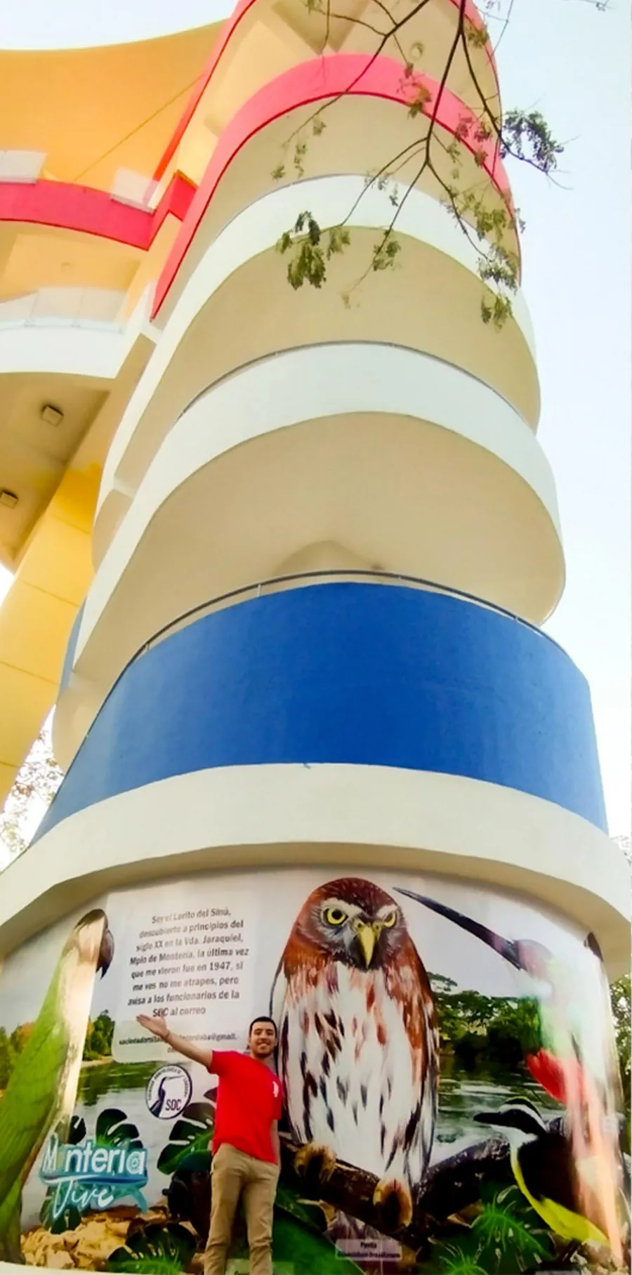 Mural del Mirador del Norte en la Ronda del Sinú, con una pavita pintada sobre la torre