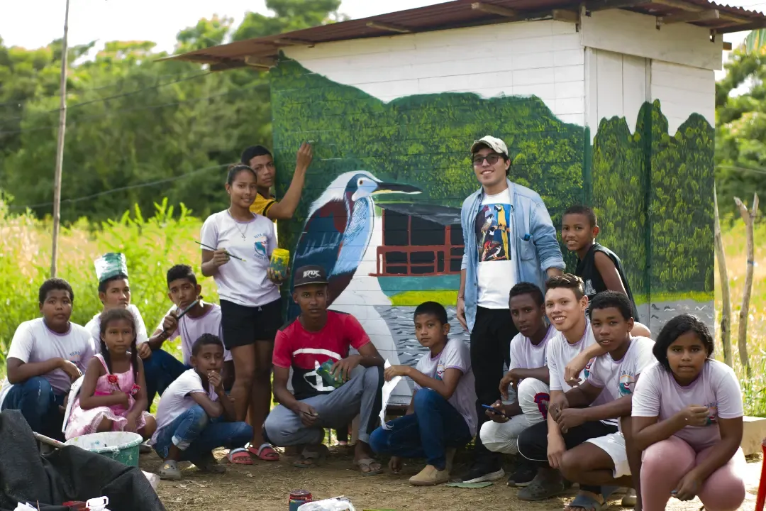 Grupo de niños mostrando sus dibujos en un taller de aves